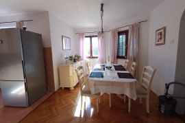 Pula obiteljska kuća 181m2, 3S+DB ,mirna lokacija !, Pula, Casa