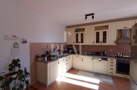 Pula obiteljska kuća 181m2, 3S+DB ,mirna lokacija !, Pula, Casa