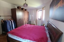 Pula obiteljska kuća 181m2, 3S+DB ,mirna lokacija !, Pula, Casa