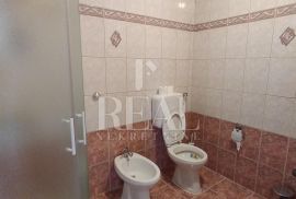 Pula obiteljska kuća 181m2, 3S+DB ,mirna lokacija !, Pula, Casa