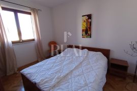 Pula obiteljska kuća 181m2, 3S+DB ,mirna lokacija !, Pula, Casa