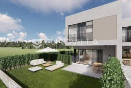 Pirovac, vila s bazenom i dvije stambene jedinice, NKP 239,12 m2, Pirovac, Kuća