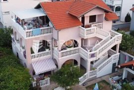 Vodice, kuća s 4 apartmana, NKP 297 m2, Vodice, Haus