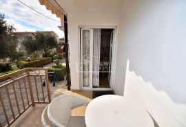 Vodice - apartman u prizemlju, 400 m od plaže, Vodice, Appartamento