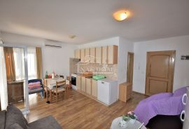 Vodice - apartman u prizemlju, 400 m od plaže, Vodice, Appartamento