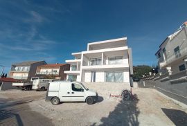 ŠIBENIK, BRODARICA - Stan s vrtom u novogradnji I. red do mora, Šibenik - Okolica, Wohnung