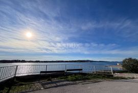 ŠIBENIK, BRODARICA - Stan s vrtom u novogradnji I. red do mora, Šibenik - Okolica, Wohnung