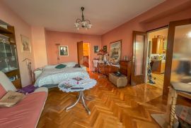 OPATIJA, CENTAR – fantastičan stan za adaptaciju, prvi red do mora, Opatija, Apartamento