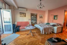 OPATIJA, CENTAR – fantastičan stan za adaptaciju, prvi red do mora, Opatija, Apartamento