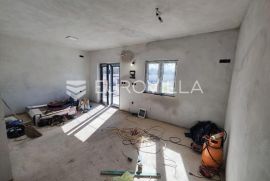 Istra, Pula, prizemnica na okućnici od 1156 m2, Pula, Famiglia