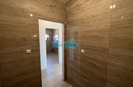 Grad Krk, luksuzan stan 100m2 + krovna terasa 120m2, prvi red do mora, Krk, Appartment