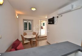 Vodice -Centar prizemlje kuće s dva stana, Vodice, Appartment