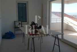 Cres, stan od 194 m2, dvoetažni u naravi dvije odvojene jedinice, 1S+DB  na prvom katu i 3S+DB na drugom katu, Cres, Flat