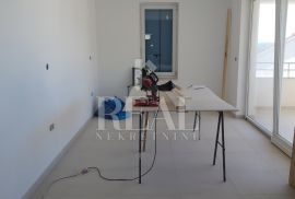 Cres, stan od 194 m2, dvoetažni u naravi dvije odvojene jedinice, 1S+DB  na prvom katu i 3S+DB na drugom katu, Cres, Flat