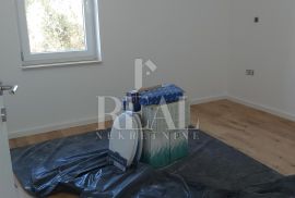 Cres, stan od 194 m2, dvoetažni u naravi dvije odvojene jedinice, 1S+DB  na prvom katu i 3S+DB na drugom katu, Cres, Flat