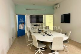 Prodaje se vrhunski poslovni prostor površine 1400 m2 u Puli, Pula, Commercial property