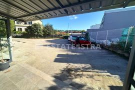 Prodaje se vrhunski poslovni prostor površine 1400 m2 u Puli, Pula, Commercial property