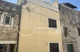 Prodaja, Vodice centar, kuća sa pogledom na more i parkirnim mjestom, Vodice, بيت