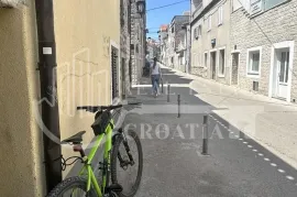 Prodaja, Vodice centar, kuća sa pogledom na more i parkirnim mjestom, Vodice, بيت