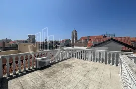 Prodaja, Vodice centar, kuća sa pogledom na more i parkirnim mjestom, Vodice, بيت