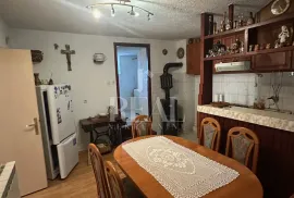 Spinčići, prizemlje kuće sa vrtom i dvorištem! Odlična lokacija, Kastav, Appartement