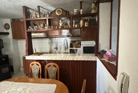 Spinčići, prizemlje kuće sa vrtom i dvorištem! Odlična lokacija, Kastav, Appartement