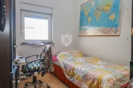 Prostran stan na traženoj lokaciji u Puli!, Pula, Appartement