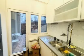 Aristokratski stan nadomak Zrinjevca, Zagreb, Appartment