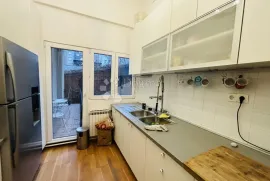 Aristokratski stan nadomak Zrinjevca, Zagreb, Appartment