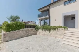 Novigrad, okolica, kuća 143m2 s bazenom za najam, Brtonigla, Дом