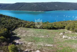 Fantastično zemljište na moru, Labin, Land