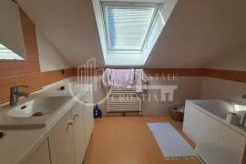 Prodaja, Bukovac, kuća sa 3 stana i 4 parkirna mjesta, Zagreb, Haus