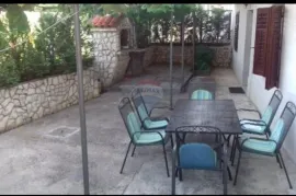 Hreljin, kuća s dva stana, površine 130m2, Bakar, Haus