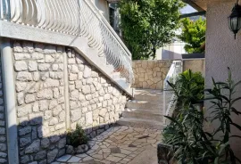 Hreljin, kuća s dva stana, površine 130m2, Bakar, Haus