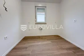 Pula, Valdebek - lijepi i osunčani trosobni stan u novijoj zgradi, 2. kat, NKP 63 m2, Pula, Appartment