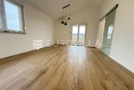 Pula, Valdebek - lijepi i osunčani trosobni stan u novijoj zgradi, 2. kat, NKP 63 m2, Pula, Appartment