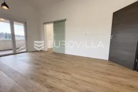 Pula, Valdebek - lijepi i osunčani trosobni stan u novijoj zgradi, 2. kat, NKP 63 m2, Pula, Appartement