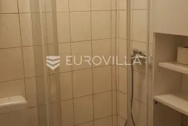 Istra, Jadreški, sunčani  dvosoban stan NKP 45 m2 u prizemlju  s vrtom, Ližnjan, Appartment