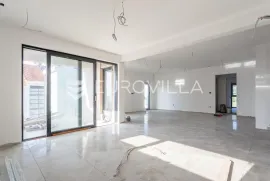 Rogoznica, Zečevo Rogozničko, prostran trosoban stan na 1. katu, Rogoznica, Apartamento