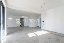 Rogoznica, Zečevo Rogozničko, prostran trosoban stan na 1. katu, Rogoznica, Flat