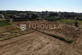 Istra, Poreč okolica – zemljište 1011 m2 s pogledom na more i građevinskom dozvolom, Kaštelir-Labinci, Γη