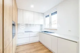 Zagreb, Mlinovi, luksuzan četverosoban stan 152 m2 u duplex kući s garažom, Zagreb, شقة