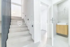 Zagreb, Mlinovi, luksuzan četverosoban stan 152 m2 u duplex kući s garažom, Zagreb, Wohnung