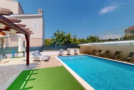 Apartmanska kuća s 10 app i bazen!, Zadar - Okolica, Casa