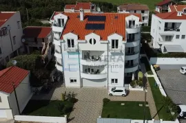 Apartmanska kuća s 10 app i bazen!, Zadar - Okolica, Casa