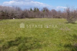 Na prodaju poljoprivredno zemljište 6517m2, na potezu od pulskog aerodroma prema Valturi., Ližnjan, Zemljište