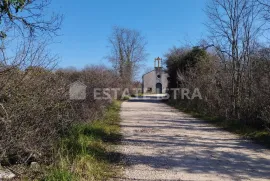 Na prodaju poljoprivredno zemljište 6517m2, na potezu od pulskog aerodroma prema Valturi., Ližnjan, Terra