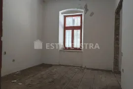 Pula – Veruda, veliki stan za adaptaciju, Pula, Appartment