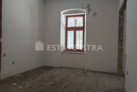 Pula – Veruda, veliki stan za adaptaciju, Pula, Appartment