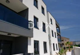 ZADAR, VRSI - Elegantan Stan s Vrtom i Terasom! S1, Nin, Apartamento